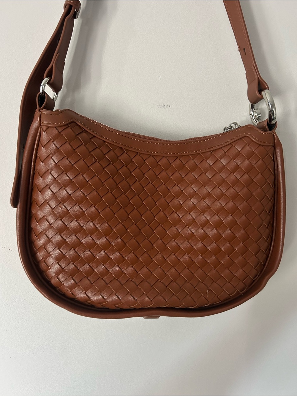 Woven vegan Leather Shoulder Bag in Brown - Picture 2 of 4